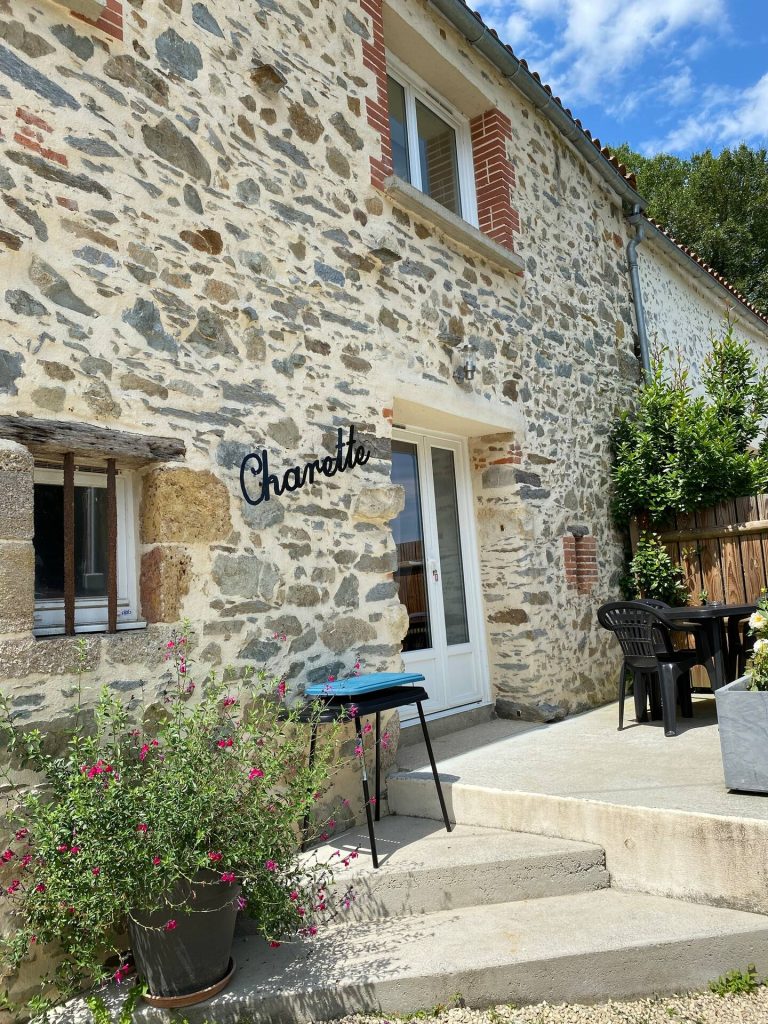 façade gîte charette
